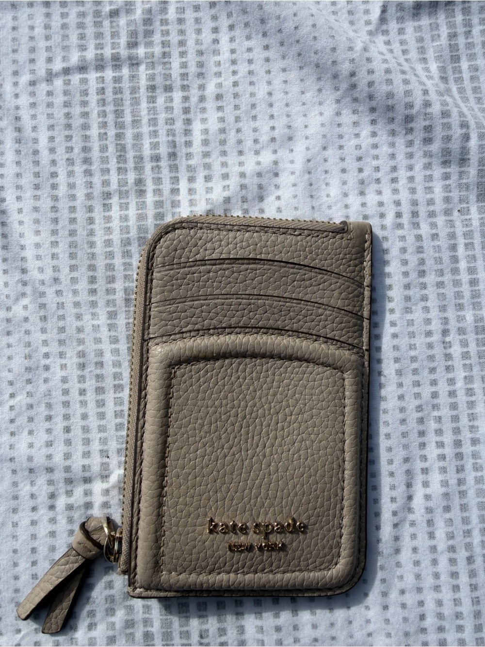 kate spade taupe pebbled leather zip card holder with gold logo